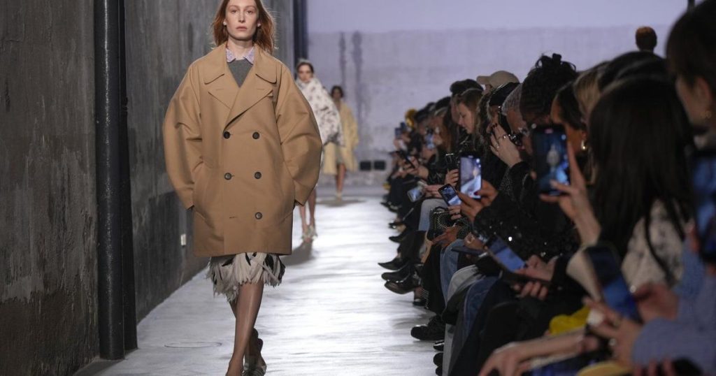 N21 brings back wardrobe staples with feathery details and statement bows