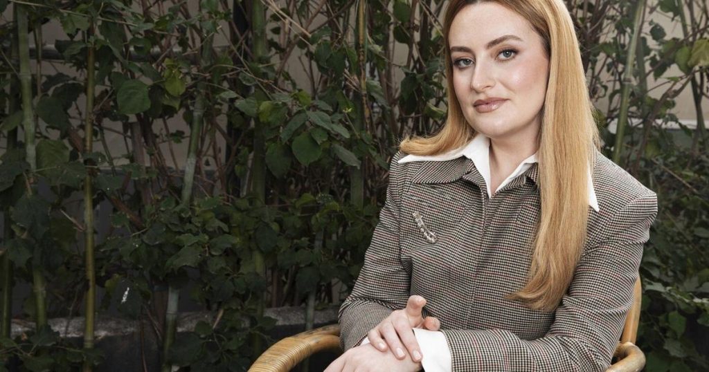 ‘Chicken Shop Date’ creator Amelia Dimoldenberg brings flirty awkwardness to the Oscars red carpet