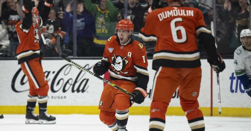Terry, Strome lead the surging Ducks’ rally for a 5-2 victory over Canucks
