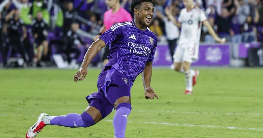 Two goals in two minutes help Orlando City defeat Toronto FC 4-2 in MLS play