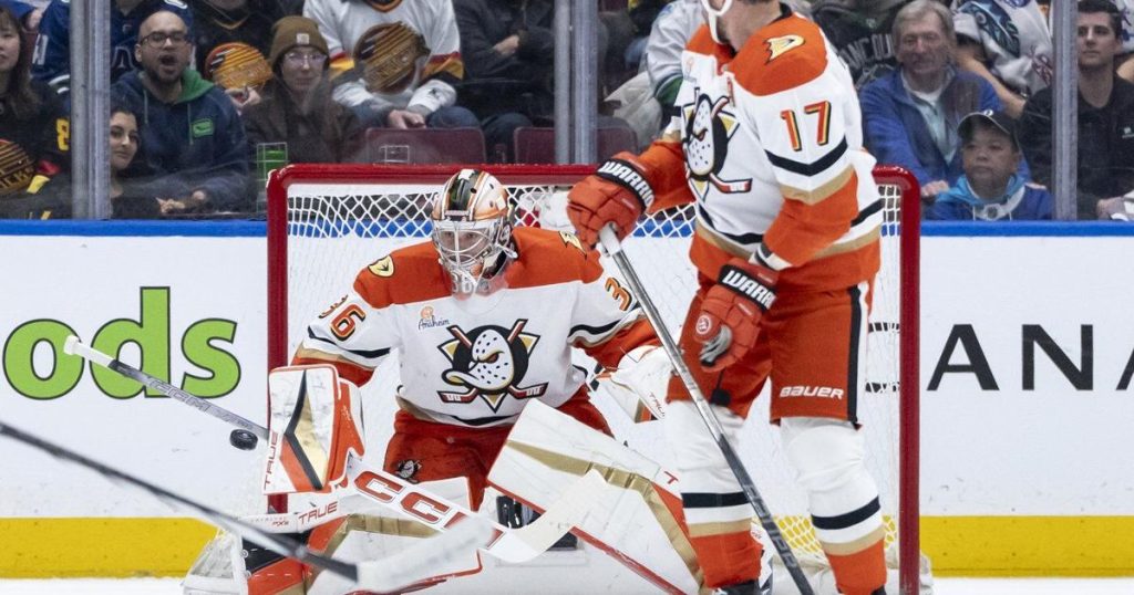 Ducks goalie John Gibson leaves game vs. Canucks after collision in crease