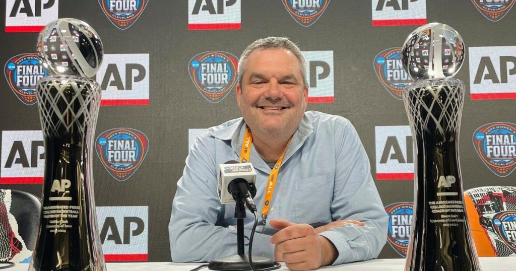 AP’s Doug Feinberg chosen for US Basketball Writers Association Hall of Fame