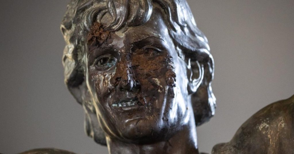 Edmonton statue of Oilers great Wayne Gretzky smeared with excrement