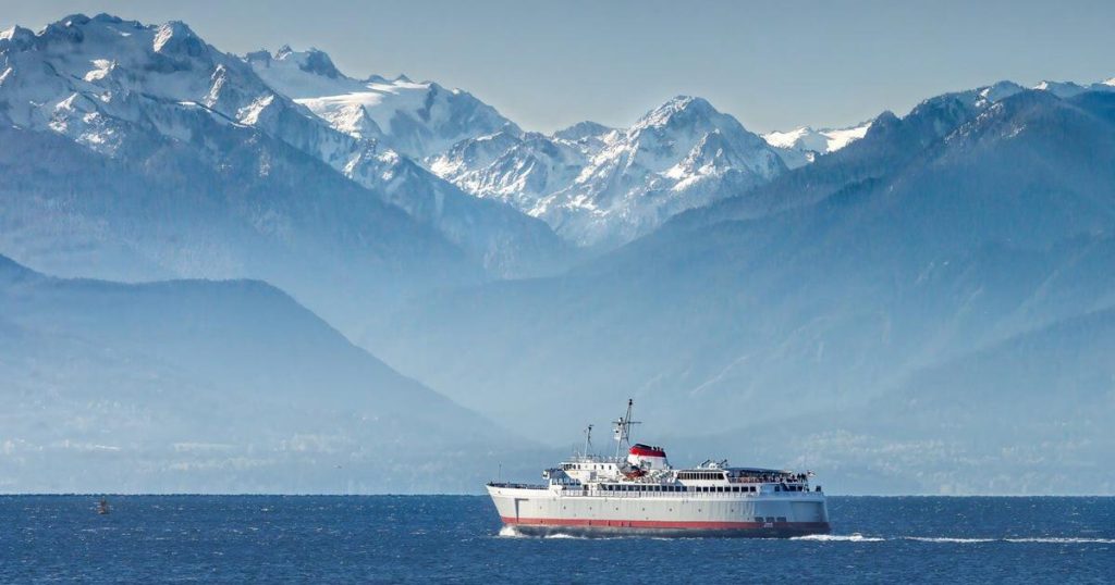 U.S. ferry company ‘unintentionally’ flew Canadian flag upside down entering Victoria