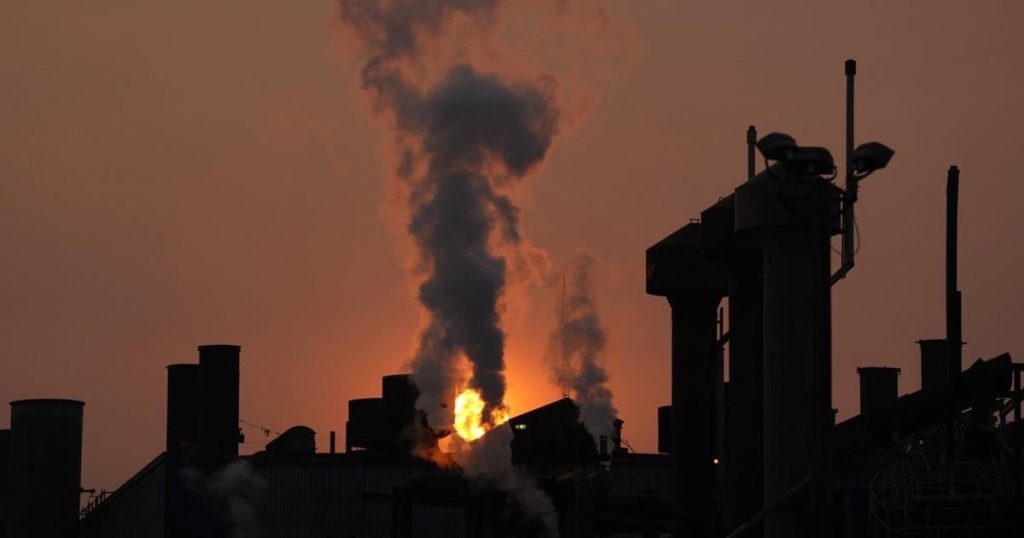 Canada’s greenhouse gas emissions edge down in 2023, among lowest totals since 1990s