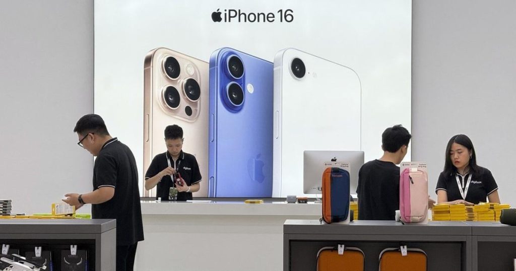 Apple has few incentives to start making iPhones in U.S., despite Trump’s trade war with China