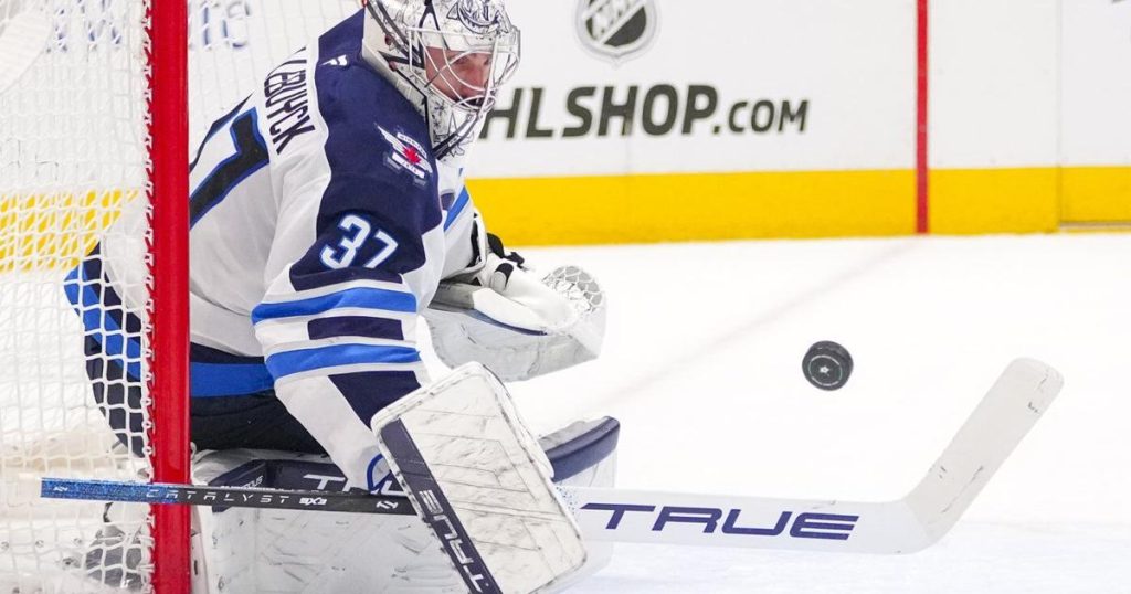 Hellebuyck gets 8th shutout, Jets move closer to West top seed with 4-0 win at Stars