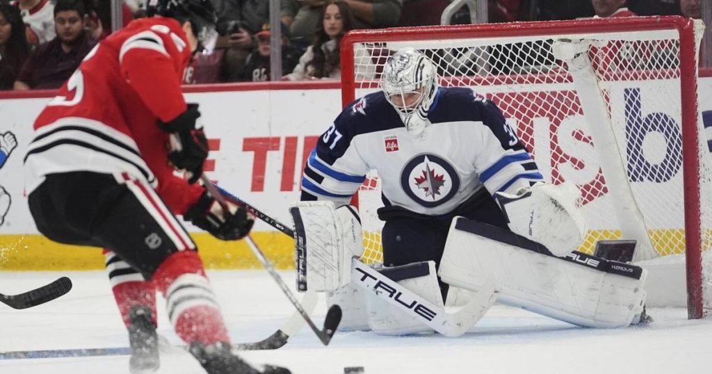 Connor stars as Jets clinch Central Division title with shootout win over Blackhawks
