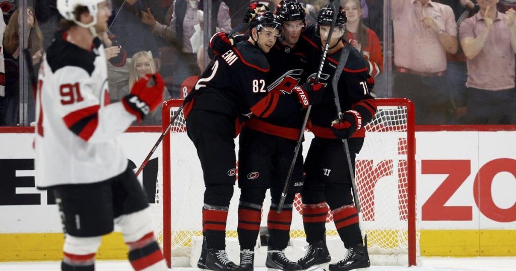 Hurricanes take Game 1 over Devils 4-1