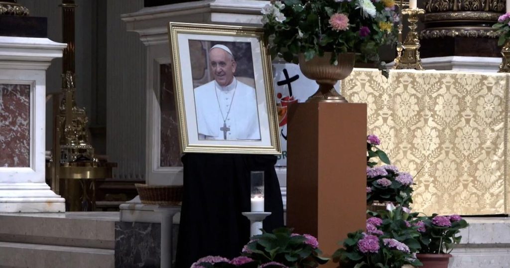 Montreal mourners gather for mass honouring Pope Francis |