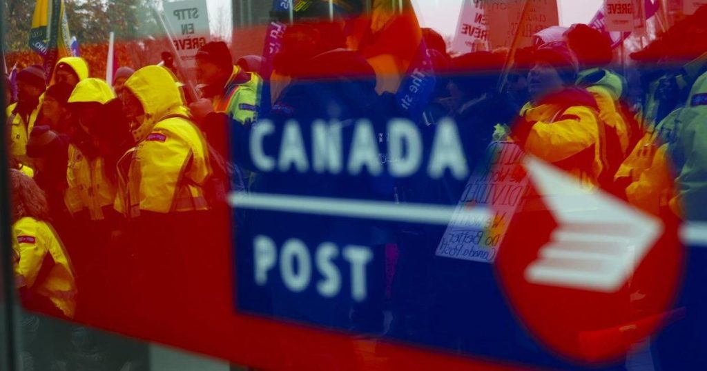 Canada Post union calls for halt to overtime as deadline passes with no agreement