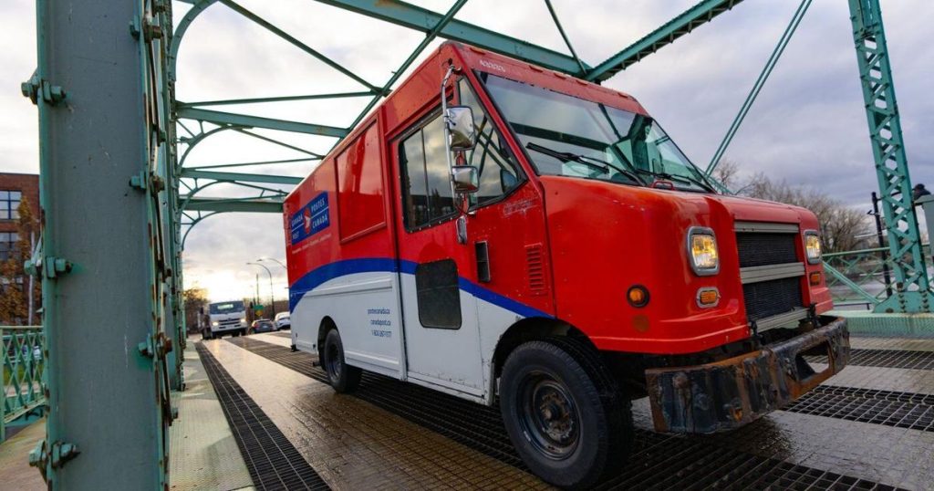 Jobs minister presses Canada Post, workers to reach a deal