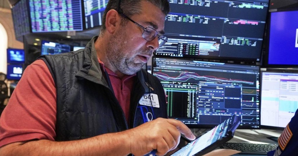 S&P/TSX composite finishes lower Friday, U.S. markets hit new highs