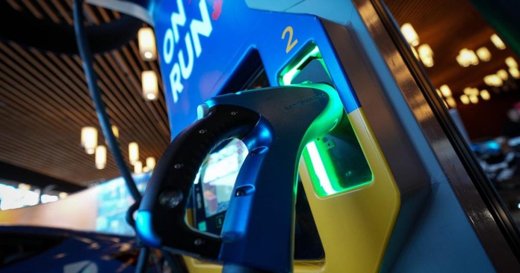 Canada continues to fall behind on building up EV charging network: experts