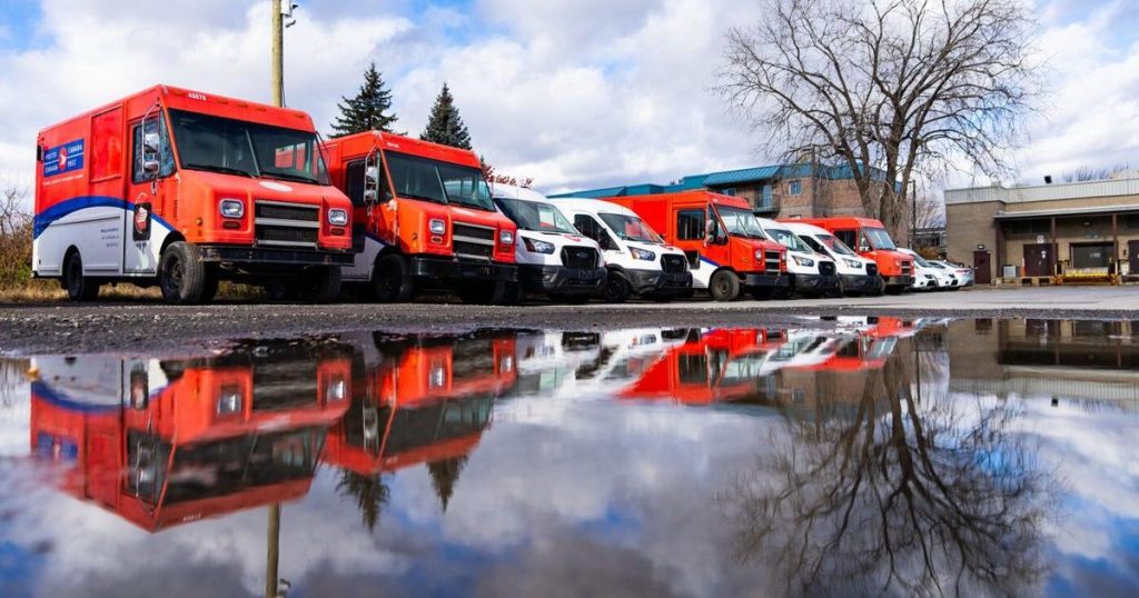 Unionized workers at Canada Post to start voting on contract offer