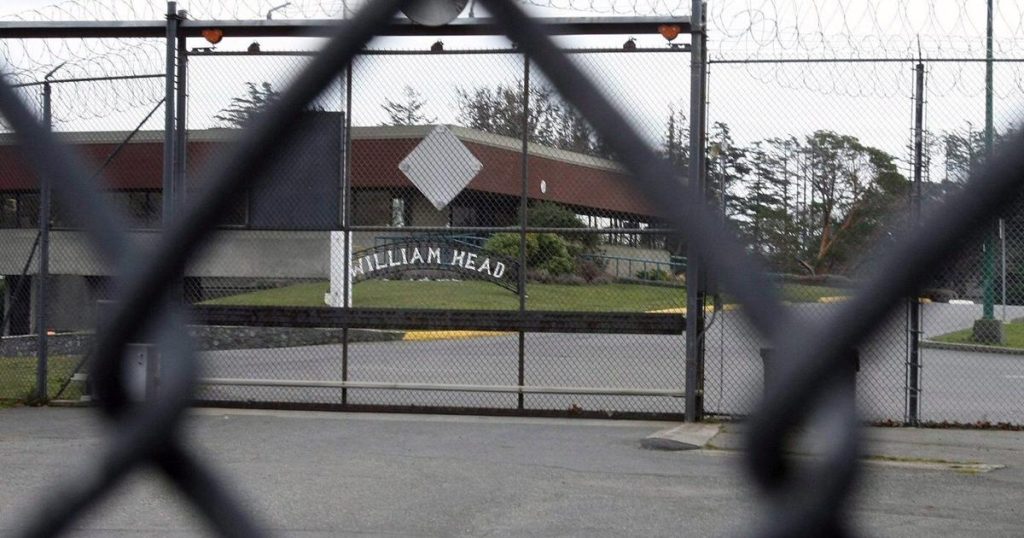 Murderer who reportedly kissed prison manager allowed to return to minimum security