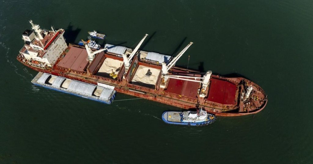 Operation to free ship run aground in St. Lawrence River near Montreal complete