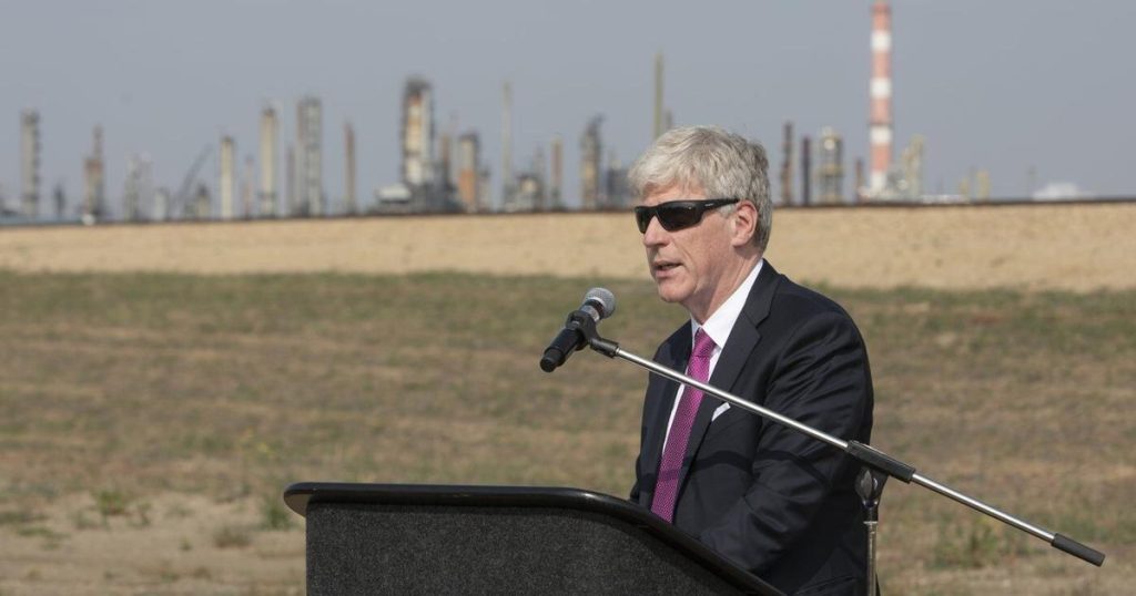 Ottawa working with Alberta, oil companies on emissions cap: Minister