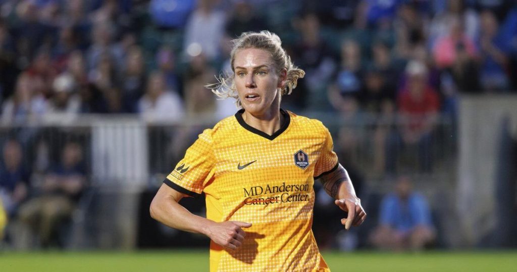 Veteran midfielder Sophie Schmidt done for the season after undergoing knee surgery