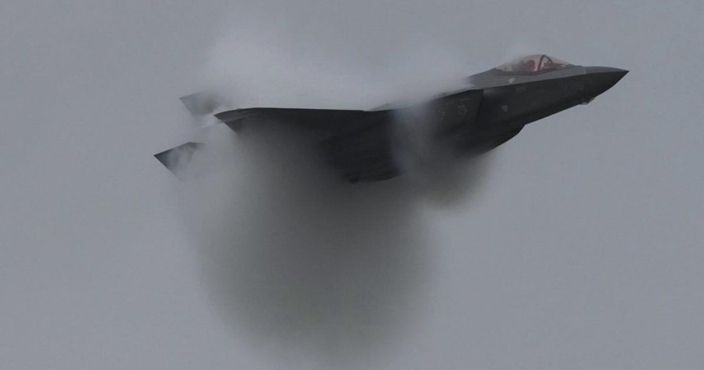 Ottawa still reviewing F-35 program after its summer deadline passes