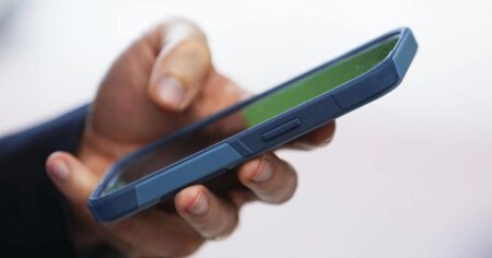 Your child’s first smartphone is also an opportunity to teach them about money Your child’s first smartphone is also an opportunity to teach them about money