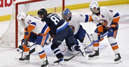 Jets slip past Islanders 5-4 to post third straight win Jets slip past Islanders 5-4 to post third straight win
