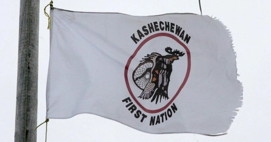 Few hundred people remain in Kashechewan as water crisis force evacuations