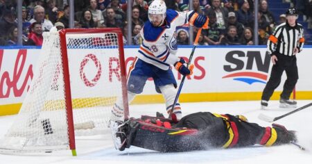 Jarry shines, Edmonton Oilers thump struggling Vancouver Canucks 6-0 Jarry shines, Edmonton Oilers thump struggling Vancouver Canucks 6-0