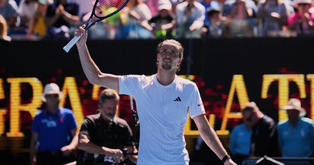 Top-ranked Sabalenka and Alcaraz advance on an opening day of records at the Australian Open