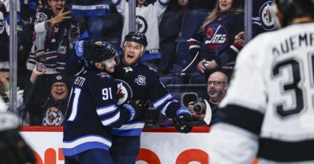 Jonathan Toews gets standing ovation in return to Chicago with the Winnipeg Jets Jonathan Toews gets standing ovation in return to Chicago with the Winnipeg Jets