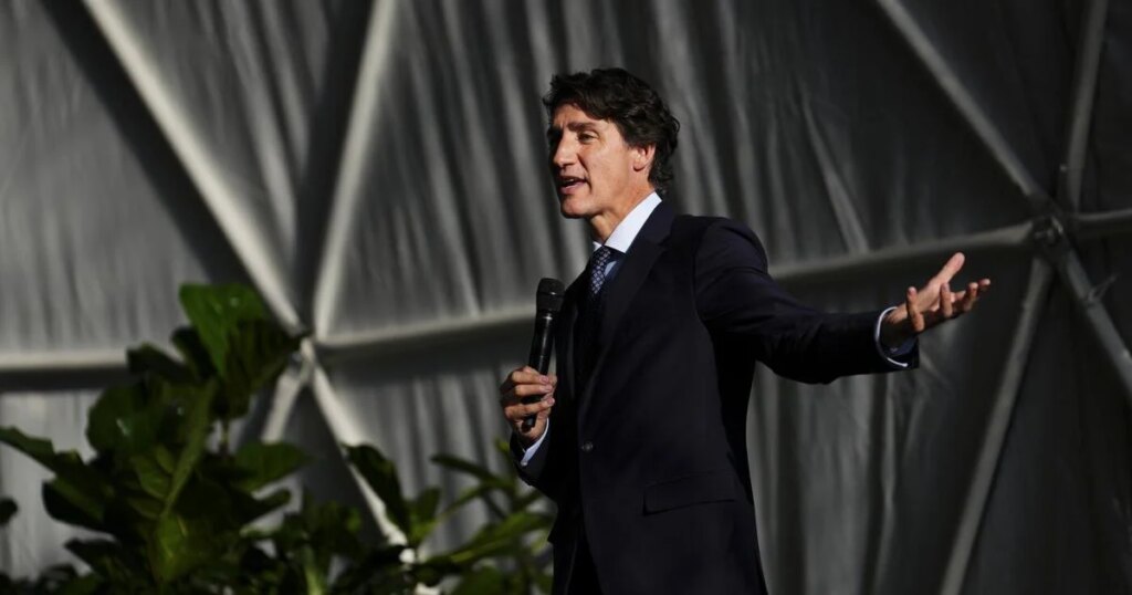 Justin Trudeau, Katy Perry make appearance at World Economic Forum