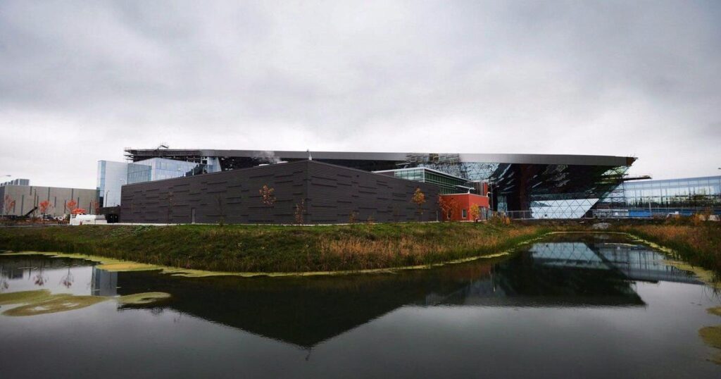 Cyberspy agency breached law by directing actions at Canadian: watchdog report