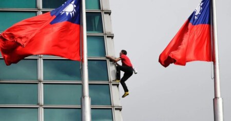 American rock climber Alex Honnold reaches top of Taipei 101 skyscraper without ropes American rock climber Alex Honnold reaches top of Taipei 101 skyscraper without ropes