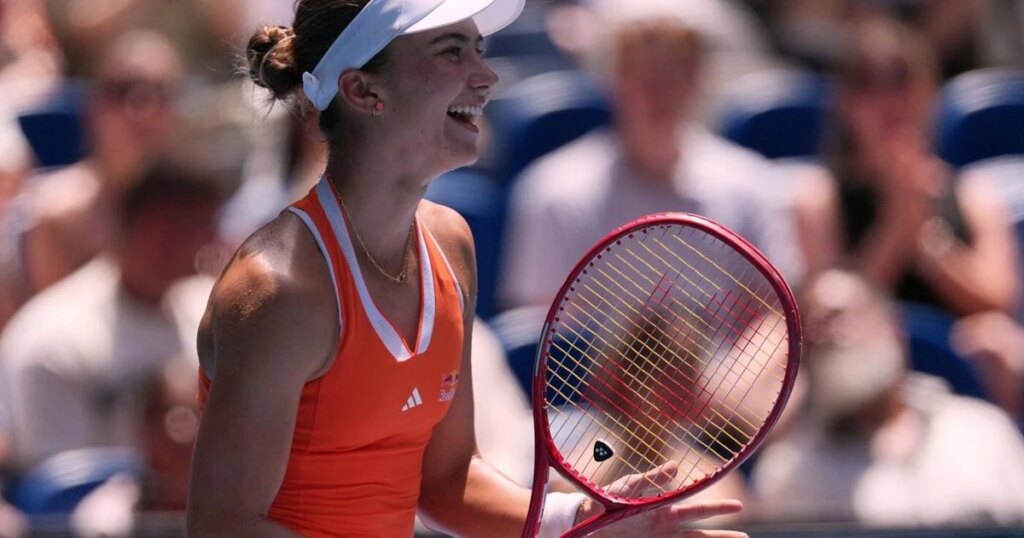 Top-ranked Sabalenka powers her way into quarterfinals at Australian Open