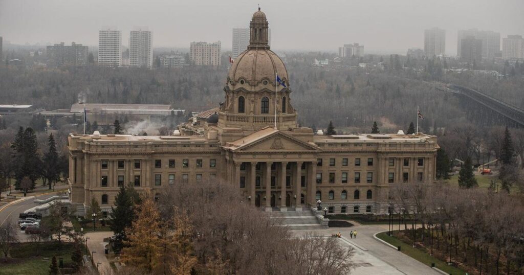 Hundreds line up in Calgary to sign petition to urge vote on Alberta quitting Canada