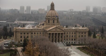 Hundreds line up in Calgary to sign petition to urge vote on Alberta quitting Canada Hundreds line up in Calgary to sign petition to urge vote on Alberta quitting Canada