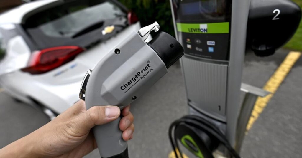 Ottawa to relaunch EV rebates program in 2 weeks with new auto strategy