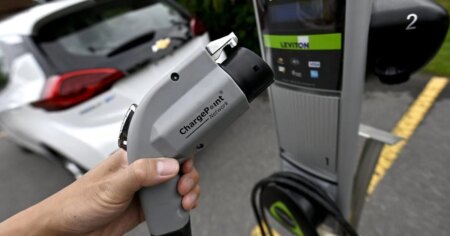 Feds expected to announce national automotive strategy, new EV rebates today Feds expected to announce national automotive strategy, new EV rebates today