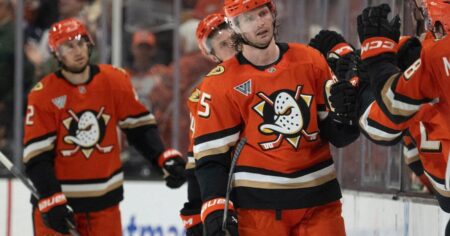Kreider beats Hellebuyck in OT to lift the Ducks past the Jets, 5-4 Kreider beats Hellebuyck in OT to lift the Ducks past the Jets, 5-4