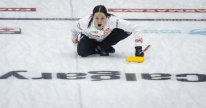 No handshakes: Canada’s Einarson protects sprained finger at women’s world curling