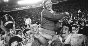 Lou Holtz, college football staple who coached Notre Dame to 1988 national title, dies at 89 Lou Holtz, college football staple who coached Notre Dame to 1988 national title, dies at 89