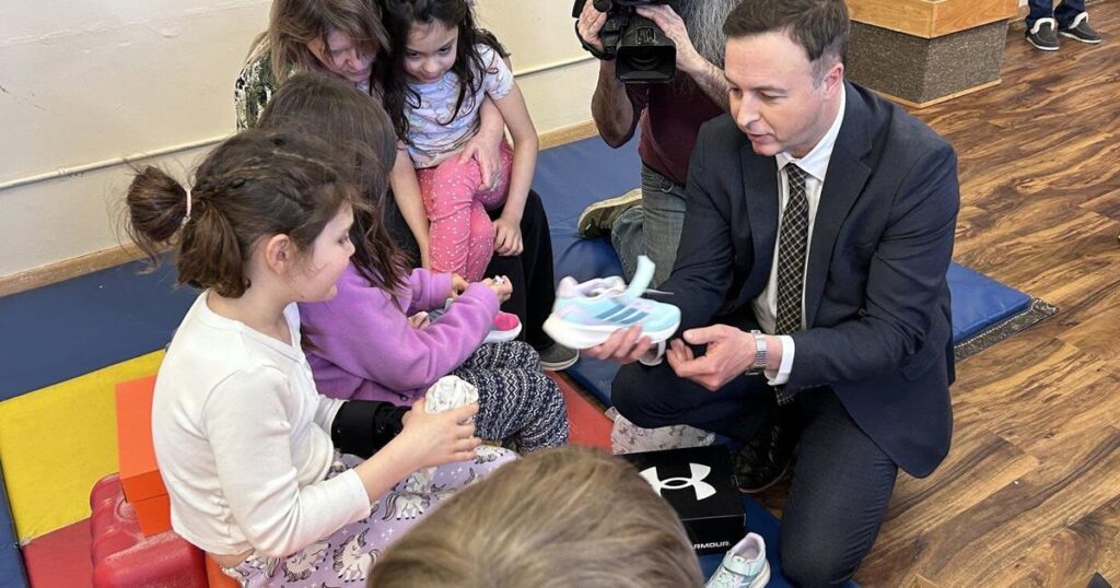 Manitoba Premiers promises to end provincial tax on food from grocery store