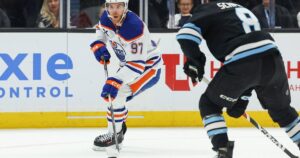 McDavid scores twice to give him 401 career goals and 1,200 points as Oilers top Mammoth 5-2