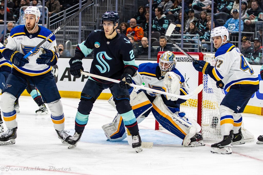 Holloway, Binnington lead Blues to 5-1 win over Maple Leafs