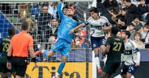 Two late goals lift Whitecaps to 3-2 come-from-behind victory over Timbers
