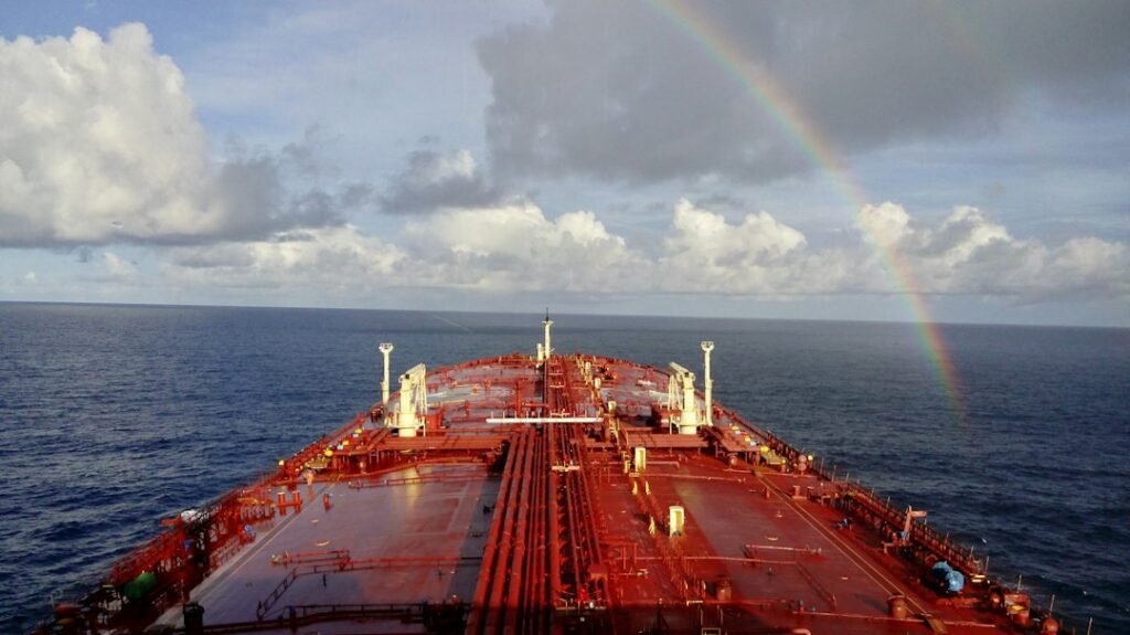 Oil tops US0 as U.S. prepares blockade of Iranian ports and Strait of Hormuz