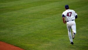 Dodgers’ Tucker makes leaping catch to rob Nationals from home run Dodgers’ Tucker makes leaping catch to rob Nationals from home run