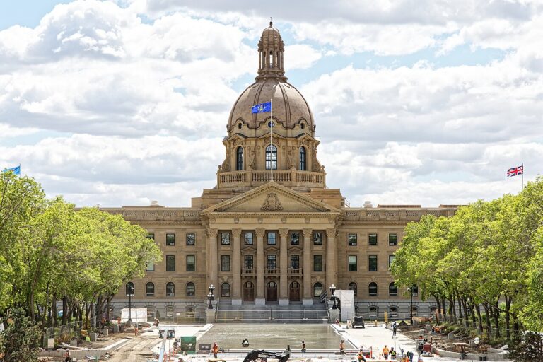 Smith, Carney react as Albertans vote to stay in Canada