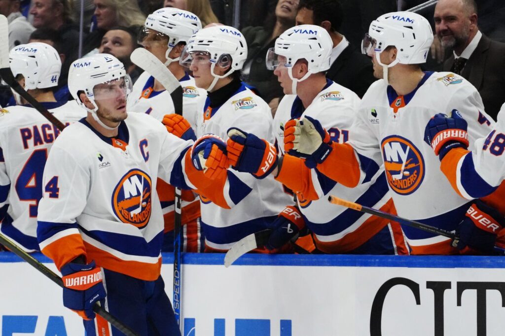 Horvat, Holmstrom lead Islanders past Maple Leafs 4-1