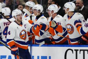 Horvat, Holmstrom lead Islanders past Maple Leafs 4-1 Horvat, Holmstrom lead Islanders past Maple Leafs 4-1